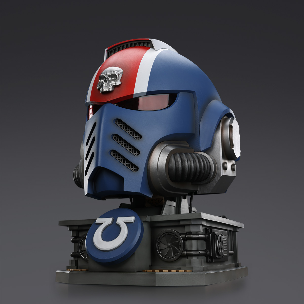 JoyToy - Warhammer 40000 - Ultramarines Lieutenant Titus' MkX Helmet & Display Stand